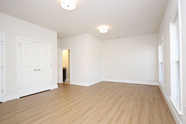 Building Photo - Beautiful Light-Filled Avinity Townhome