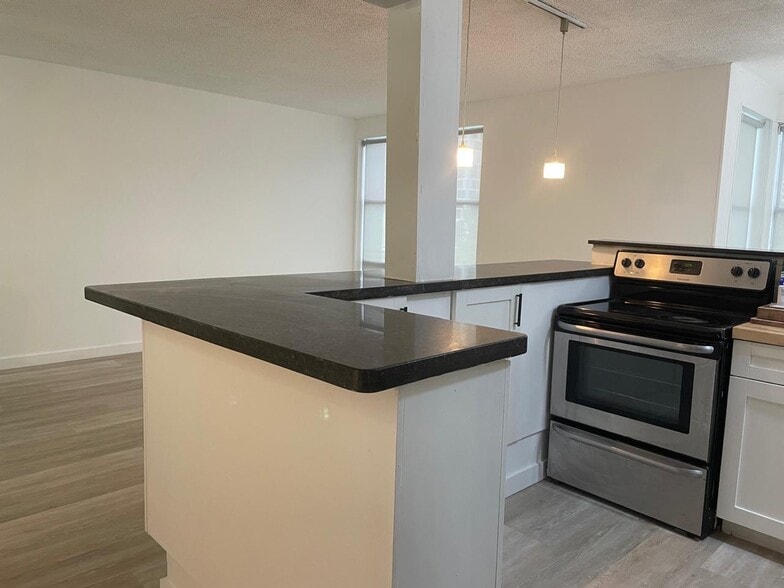 granite counter SS appliances - 17570 Atlantic Blvd