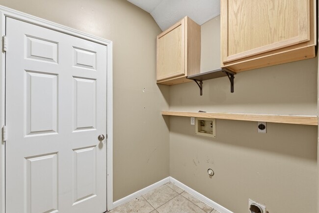 Building Photo - 1813 Oakwood Dr E