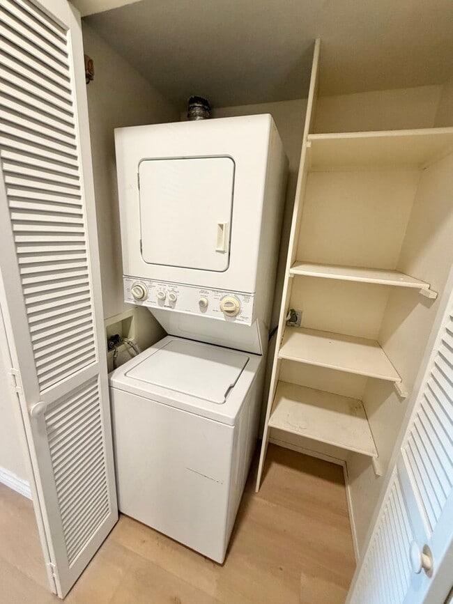 Building Photo - Experience the Best of University and Norm...