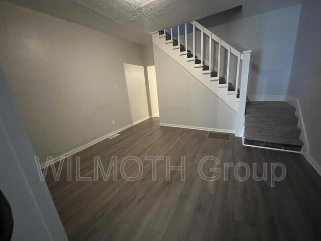 Building Photo - 424 N Beville Ave