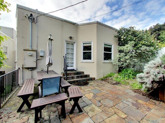 Building Photo - Stunning 4BR/3BA Home with Office, Laundry...