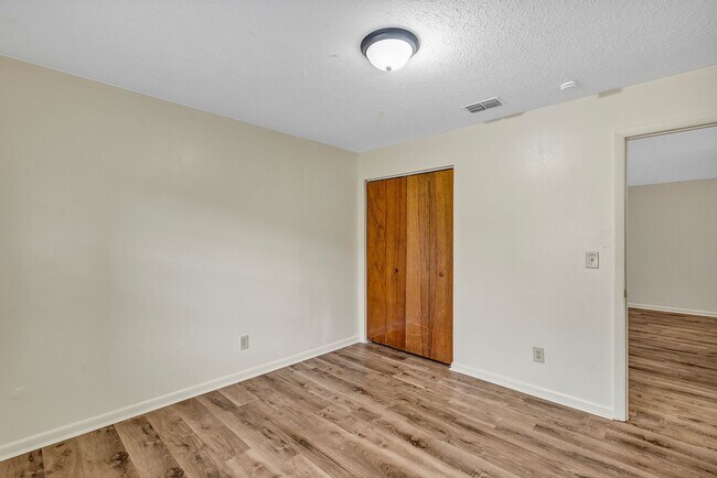Building Photo - Charming 2-Bedroom Apartment for Rent – Great Location in Ocala! Deposit-Free Move-In Available!