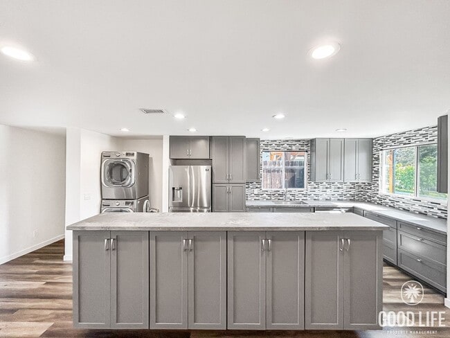 Building Photo - Beautiful 3BD/2BA W/ Updated Kitchen and A...