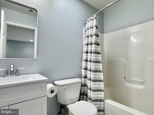 Building Photo - 2601 Emerson Dr