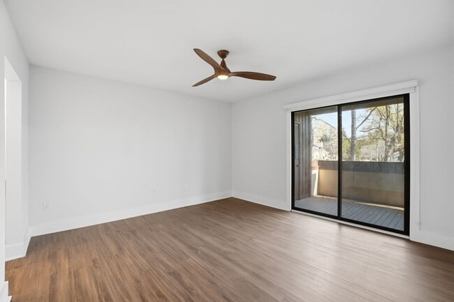 Building Photo - Beautifully Updated Condo with High-End Finishes Throughout