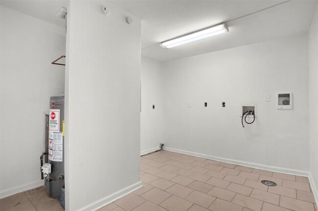 Building Photo - 9845 Dennis Dr