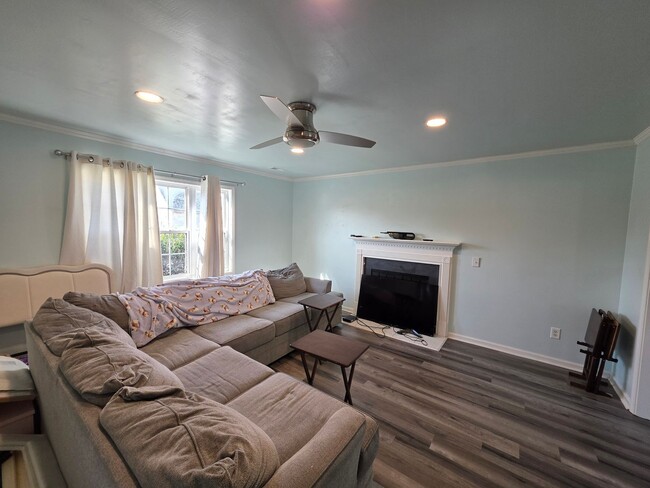 Building Photo - Close to Base, Far from the Traffic – 4BR Home Near MCAS New River