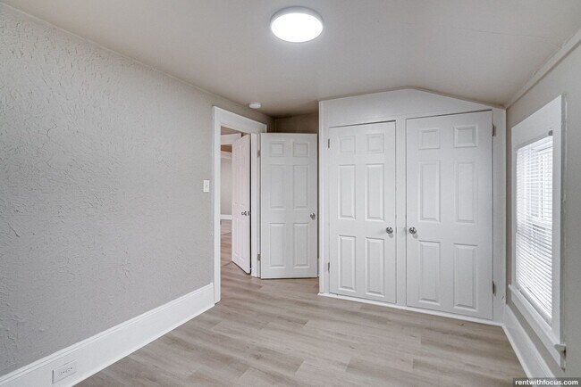 Building Photo - 702 S Commercial St