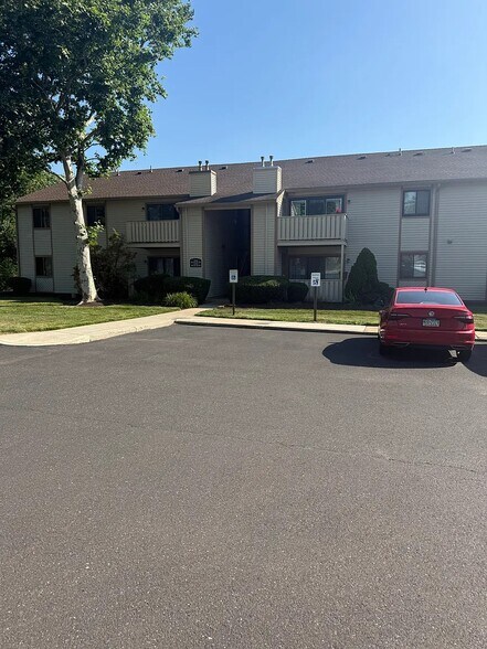 Building Photo - 215 Hickory Ct