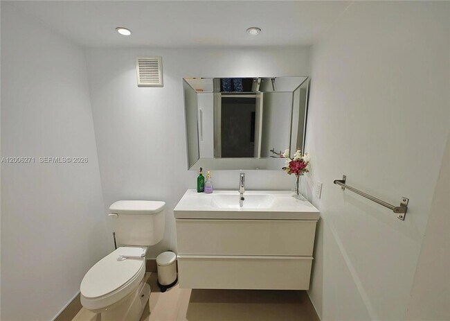 Building Photo - 16300 Golf Club Rd