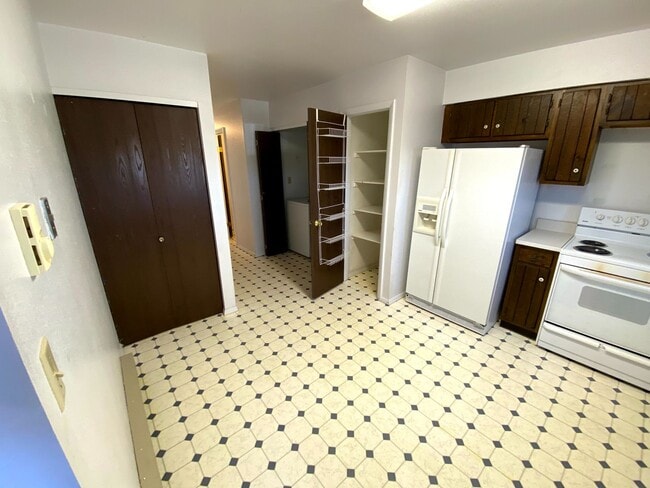 Building Photo - 3 Bedroom, 1.5 Bathroom Townhouse Next to High School and Middle School