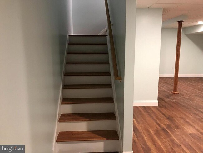 Building Photo - 12 Manor Dr