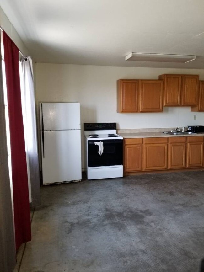 Building Photo - $850 / 1br - Approximately 800 Sq. ft. Cou...