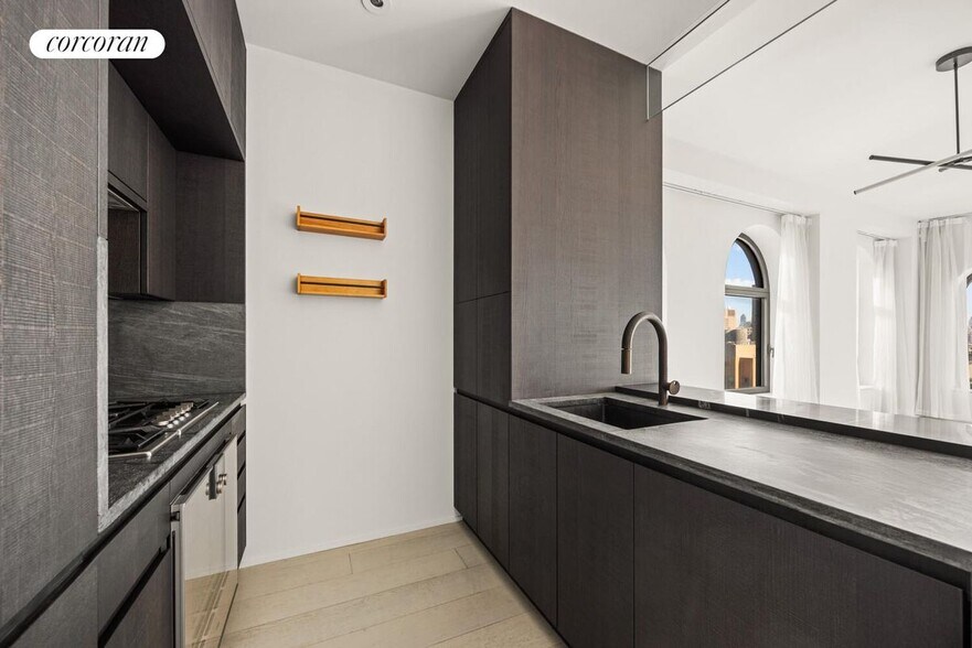 Building Photo - 130 William St