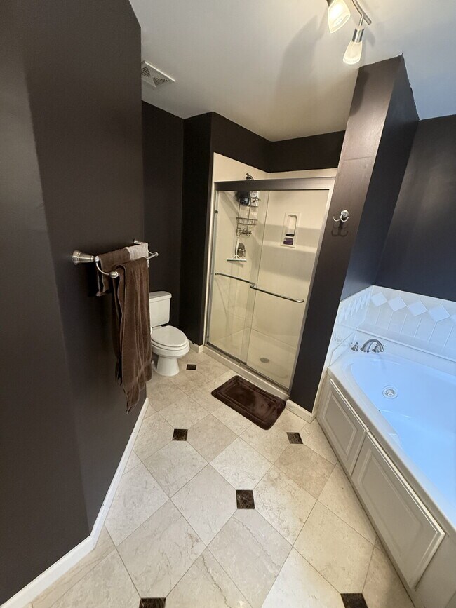 Building Photo - "Spacious 3-Bedroom Gem in Brentwood – FENCED yard. Modern Comfort with 2.5 Baths and 1850 Sq Ft!"