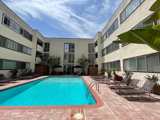 Building Photo - 1015 N Kings Rd