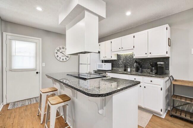 Building Photo - 17642 Front Beach Rd