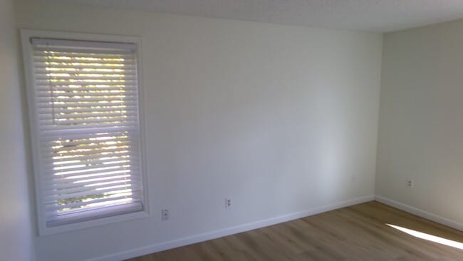 Building Photo - 924 Queens Ct