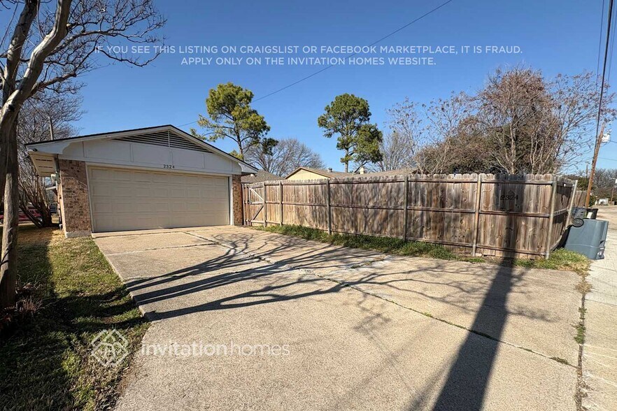 Building Photo - 2324 Lovell Dr