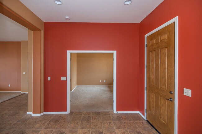 Building Photo - 1141 W Tenniel Dr