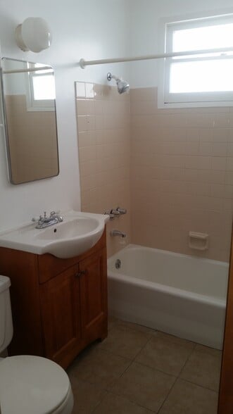 Building Photo - 906 2nd St