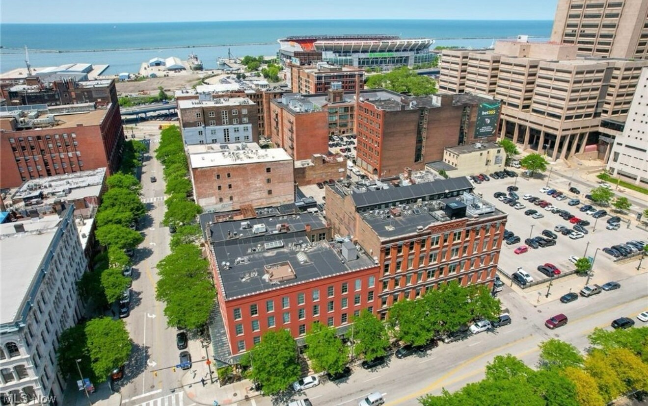 Building Photo - 408 W Saint Clair Ave