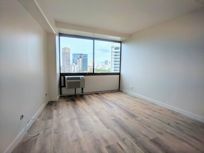 Building Photo - Partly Furnished 2 Bedroom 2 Bath with 1 P...