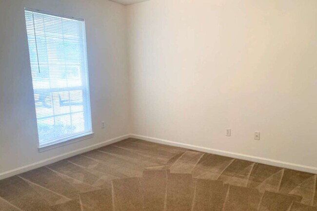 Building Photo - Charming Brick Home in a Cul-de-Sac!