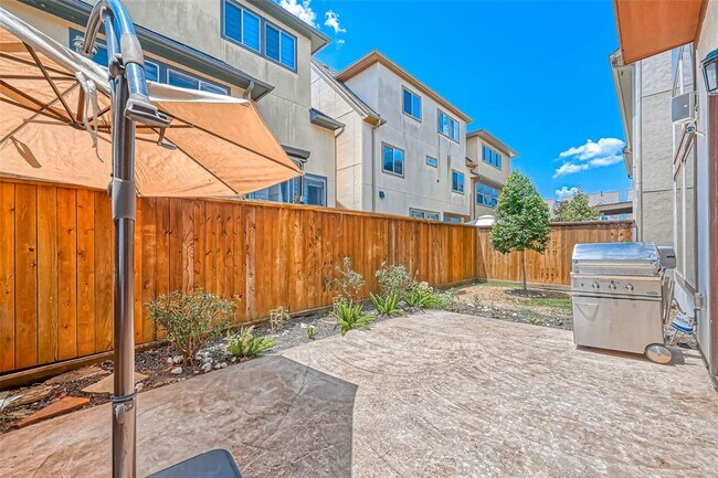 Building Photo - 6711 Saxton Manor St