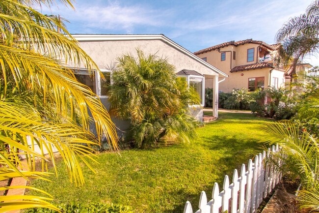 Building Photo - Charming 3 Bed/2 Bath Home in Bird Rock/ La Jolla- 1 Block from the Ocean!