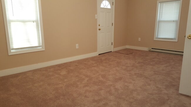 Building Photo - Welcome home to this charming and spacious 2-bedroom, 2 full bathroom single-family home in Edgew...