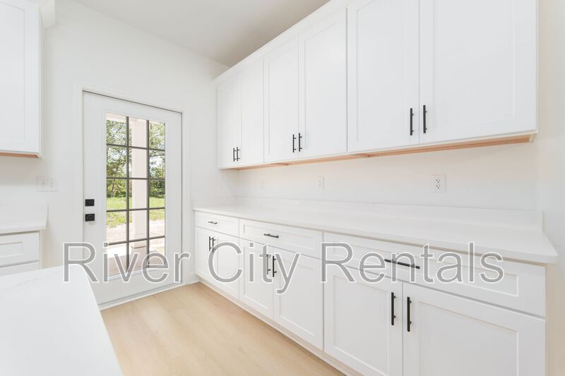 Building Photo - 9273 Dolphin St