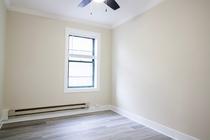 Building Photo - 3845 N Greenview Ave