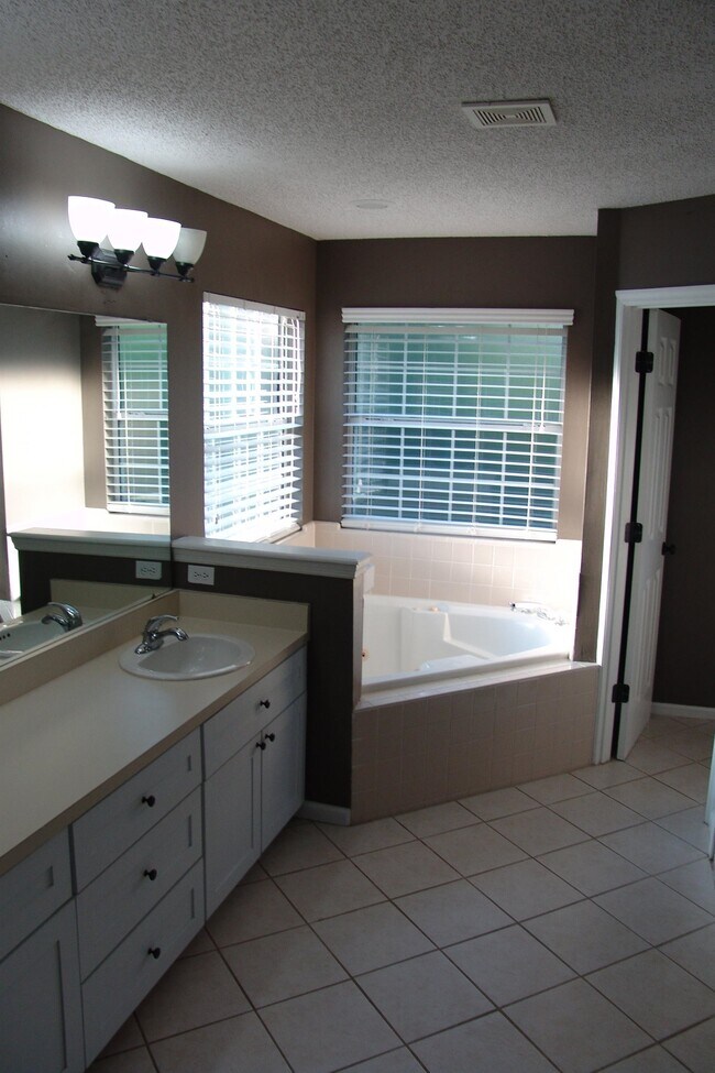 Building Photo - 1208 Pheasant Run Dr