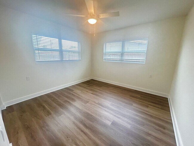 Building Photo - Charming 2 bedroom/1 Bathroom Home in Shore Acres