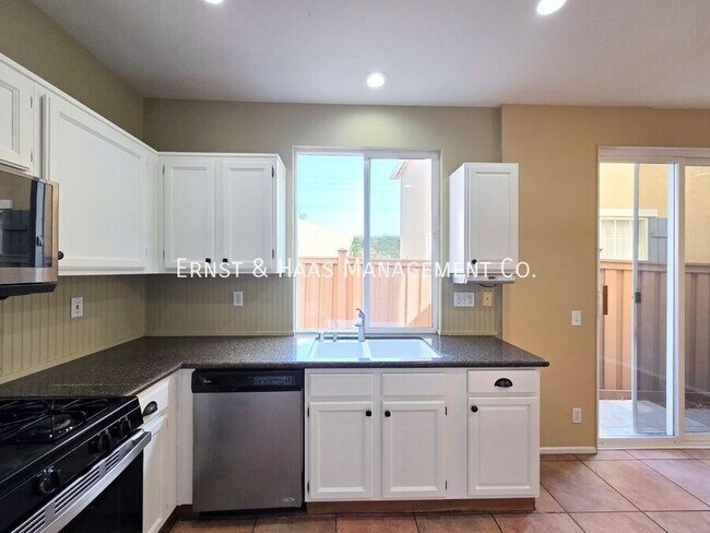 Building Photo - 2931 N Santa Fe Pl