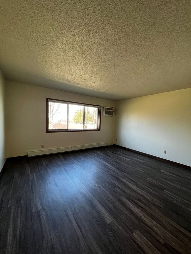 Building Photo - $1,025 | 2 Bedroom, 1 Bathroom Apartment |...