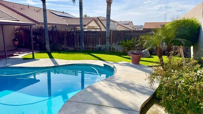 Building Photo - STUNNING POOL HOME IN SOUTHWEST BAKERSFIELD
