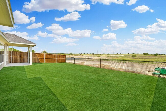 Building Photo - AVAILABLE NOW! EDGEWOOD ESTS DUPLEX LOCATED ON 1-ACRE LOT IN MIDLOTHIAN, TX!