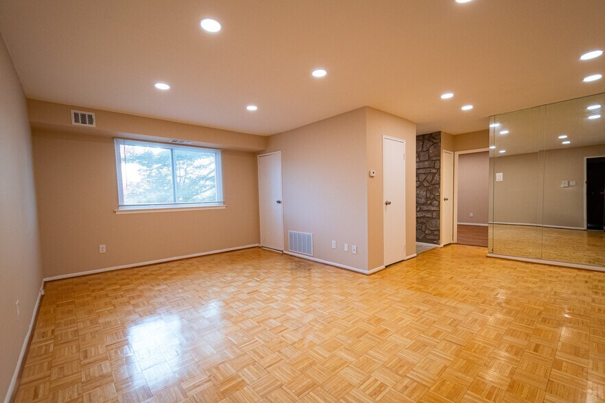 Building Photo - 9921 Bustleton Ave