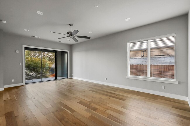 Building Photo - Stunning 3 Bedroom 3.5 Bathroom Townhome i...