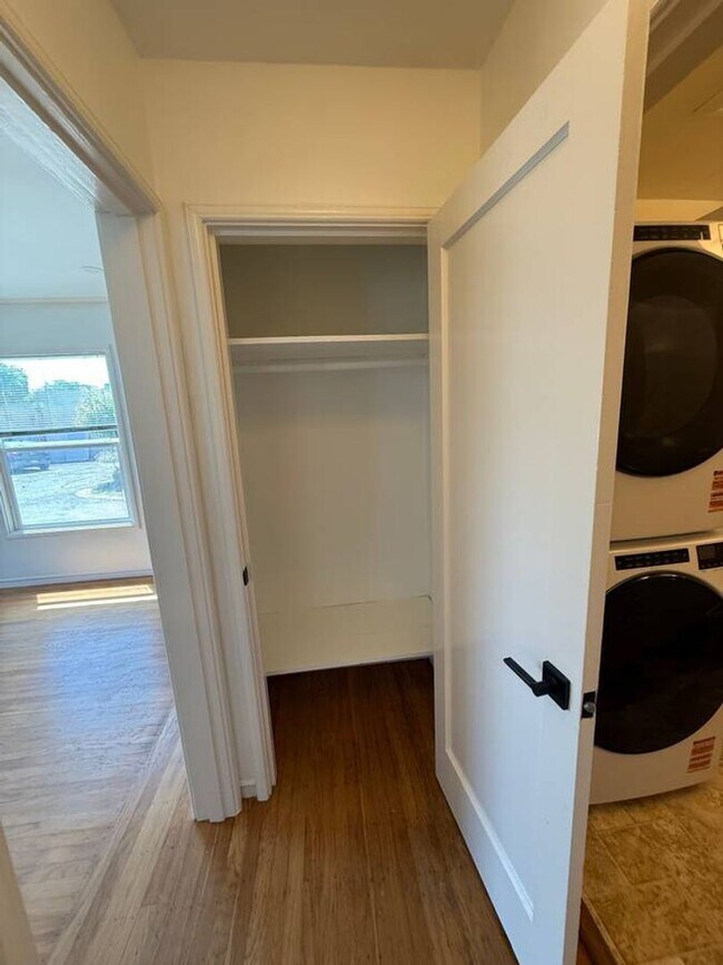Building Photo - 1br - 700ft2 - Charming 8-unit apartment building. Walk to N. Berkeley BART