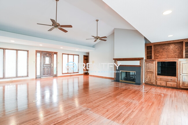 Building Photo - 123 Tiger Ln