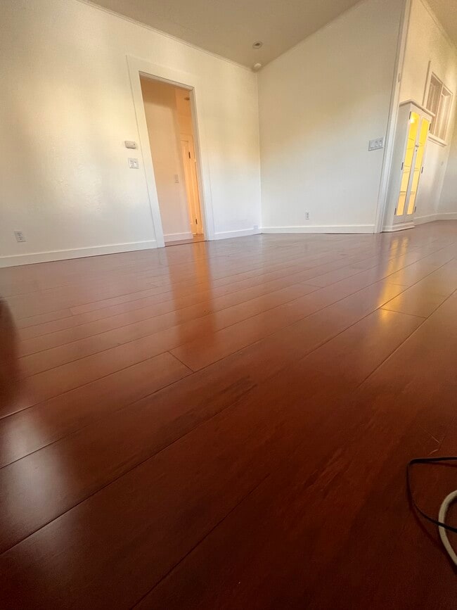 Building Photo - 118 E Chelan Ave