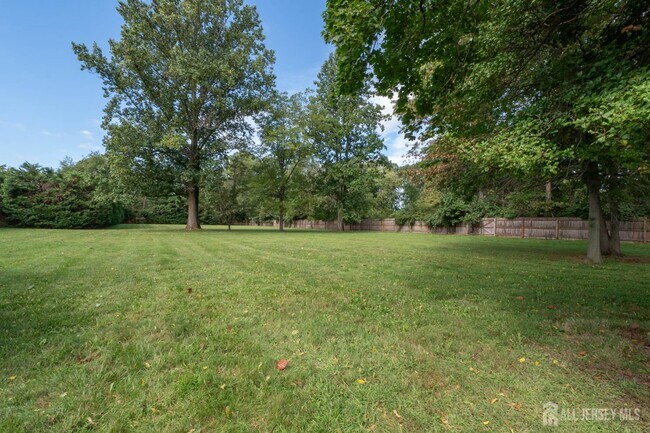 Building Photo - 135 Summerhill Rd