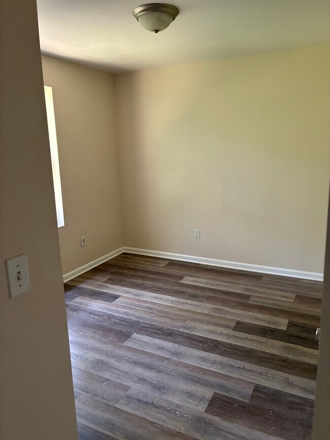Building Photo - Beautiful 4/2 duplex