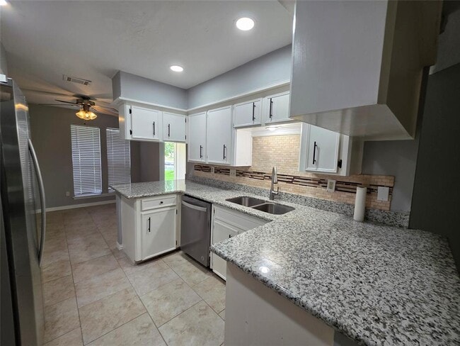 Building Photo - 814 Cascade Creek Dr