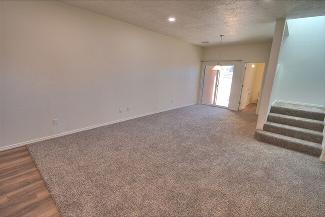 Building Photo - North Valley Town Home READY NOW!