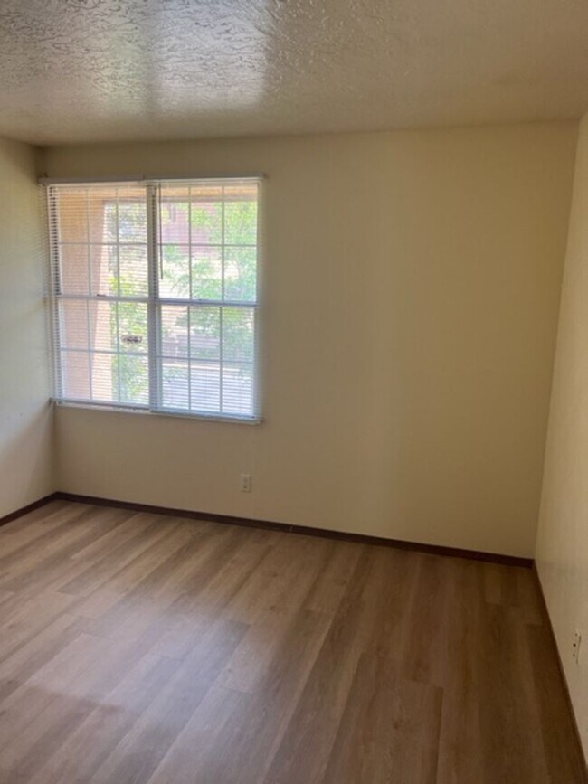 Building Photo - Charming Townhouse Complex . This diamond ...